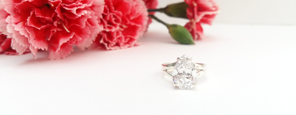 Hermoso anillo con piedra de gota