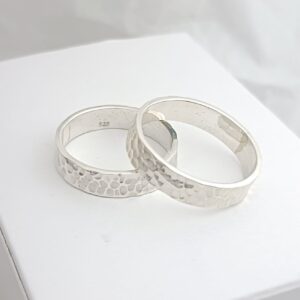 Par de Anillos Martillados Plata 4mm