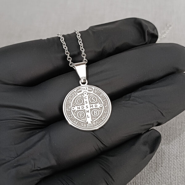 Medalla San Benito Plata Con Cadena - Imagen 5